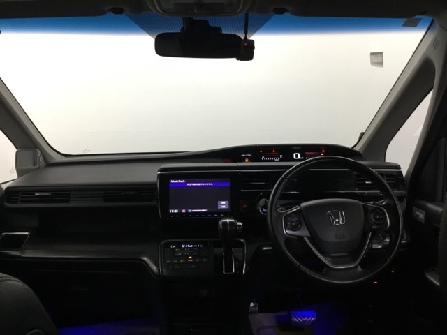 フロントガラスが大きく、ワイドな視界で運転もしやすくなるように設定されています。