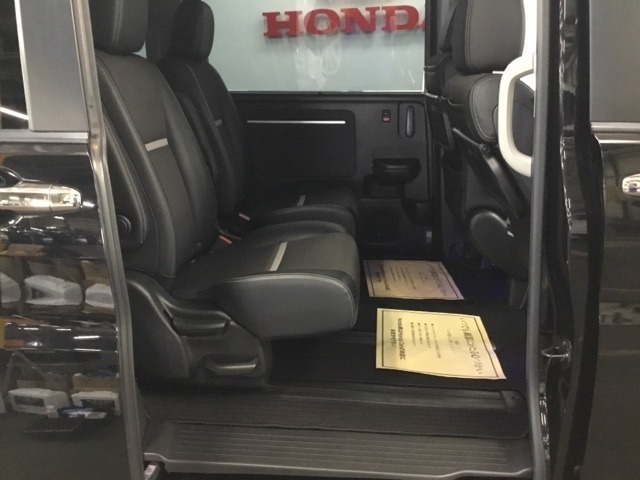 ホンダ車の低床ボディは、チャイルドシートへのお子さまの乗降や荷物の積載もスムーズ。座り心地が良く、快適なドライブを楽しんでいただけます。
