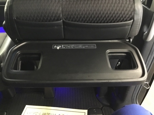 前席背面には格納式のテーブルも装備。食事やスマホ・タブレットでの動画視聴など様々な用途で活躍します。サイドにはちょっとした荷物がかけれて便利なコンビニフック付きです。