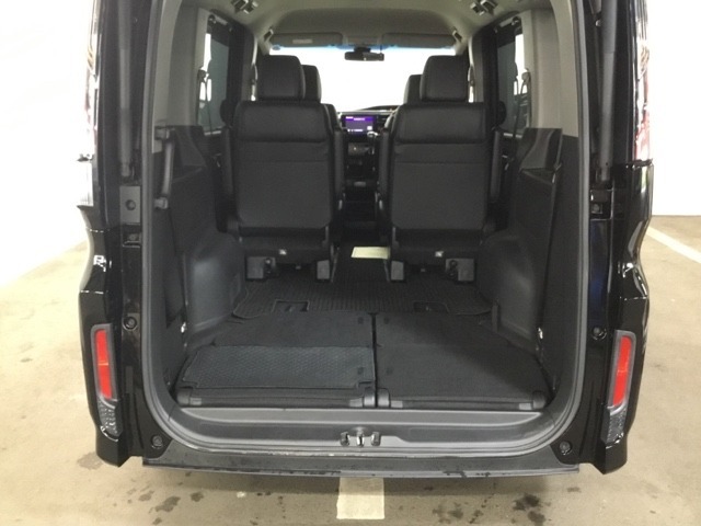 トランクの広さは、どうです、たくさんの荷物が積めますよ。楽々操作で床下へすっきりと納まる3列目シート。フラットなラゲッジスペースに沢山の荷物が積めますよ。