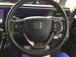 手になじむステアリングです。ステアリングの右側にはクルーズコントロール、左側がオーディオリモコンスイッチです。手元で操作できるので便利です。