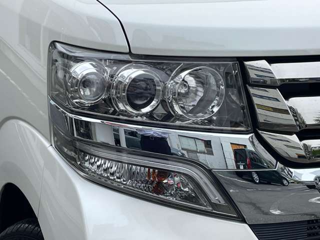 暗い夜道でも安心のディスチャージ（HID）ヘッドライト！