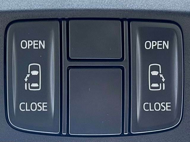 今やミニバンの定番装備となりつつある【両側電動スライドドア】運転席よりボタンひとつで開閉可能なスライドドアです。雨の日のお迎えなどに役立ちますね。