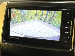 【バックカメラ】駐車時に後方がリアルタイム映像で確認できます。大型商業施設や立体駐車場での駐車時や、夜間のバック時に大活躍！運転スキルに関わらず、今や必須となった装備のひとつです！