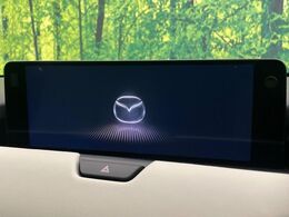 【マツダコネクトナビ】車内の雰囲気にマッチした一体型タイプのナビ。各種車輌設定やBluetooth再生等、様々な機能が楽しめます。直感的なダイヤル操作が可能で、使い勝手も良好です。