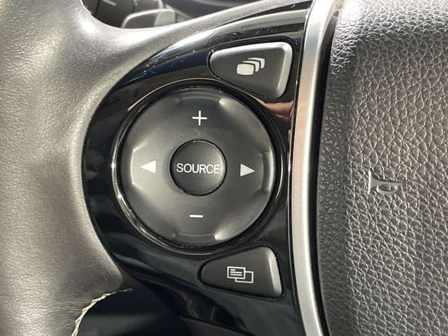 【ステアリングスイッチ】手元のボタンから、オーディオやナビなどの操作ができるので、よそ見をせずに安全に運転に集中できます！