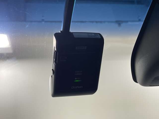 【前後ドライブレコーダー】映像・音声などの運転中の記録を残します。事故などを起こした起こされた時の証拠になりえますので、もしも時でも安心ですね。