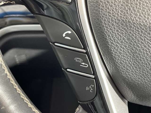 【ステアリングスイッチ】手元のボタンから、オーディオやナビなどの操作ができるので、よそ見をせずに安全に運転に集中できます！