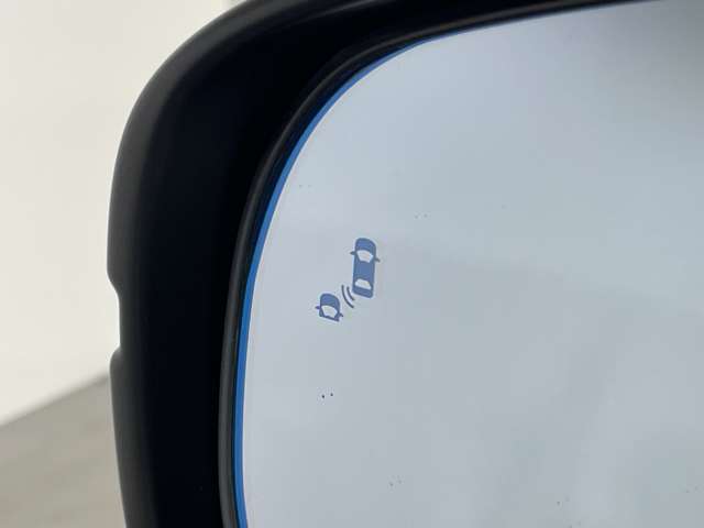 【ブラインドスポットインフォメーション】走行中、斜め後ろに他のクルマを検知すると、その方向のドアミラー鏡面上にマークを表示しお知らせします！危険をいち早く知ることができます。