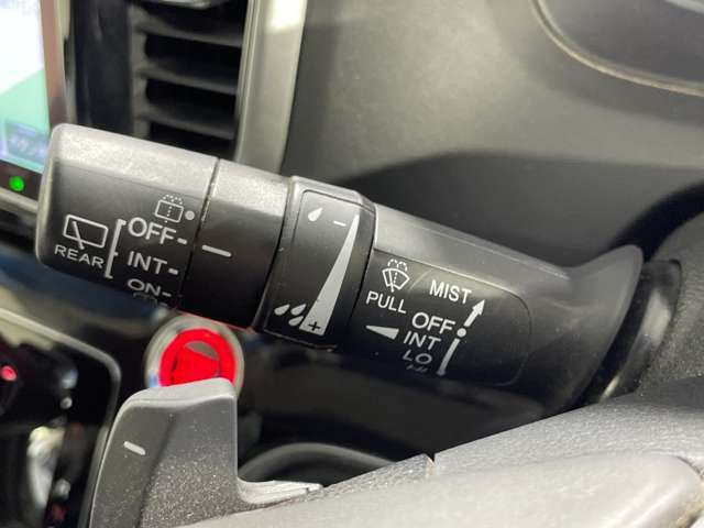 【オートワイパー（AUTO）】雨が降り出した時に、雨滴検出用センサー（レインセンサー）が雨滴を感知すると、自動でワイパーが動作します。