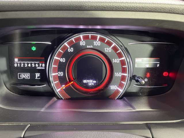 【スピードメーター】『スピードメーター』の画像になります。メーターがシンプルで見やすく運転しやすいですね！