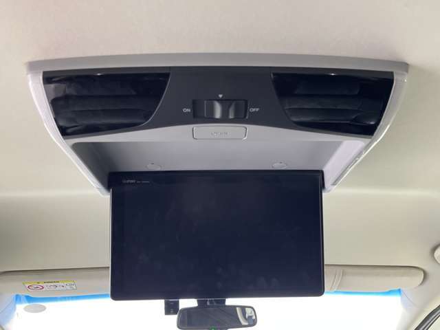 【後席モニター（フリップダウンモニター）】後部座席からも、DVDや映画・ライブ映像など様々な動画が楽しめドライブが退屈しません！※機種によって接続できる映像が異なります。