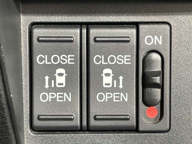 【両側パワースライドドア】小さなお子さまでもボタン一つで乗り降りラクラクです！両手に荷物を抱えている状態でもボタンを押せば自動で開閉するので、お買い物やお出かけの際にはとっても重宝します！