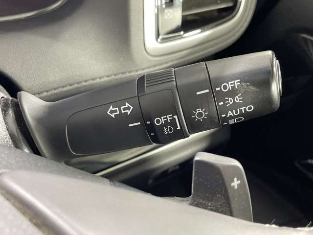 【オートライト（AUTO）】外の明るさをシステムが感知して、自動でヘッドライトが点灯します！ヘッドライトをつけ忘れを防ぐ便利機能です。