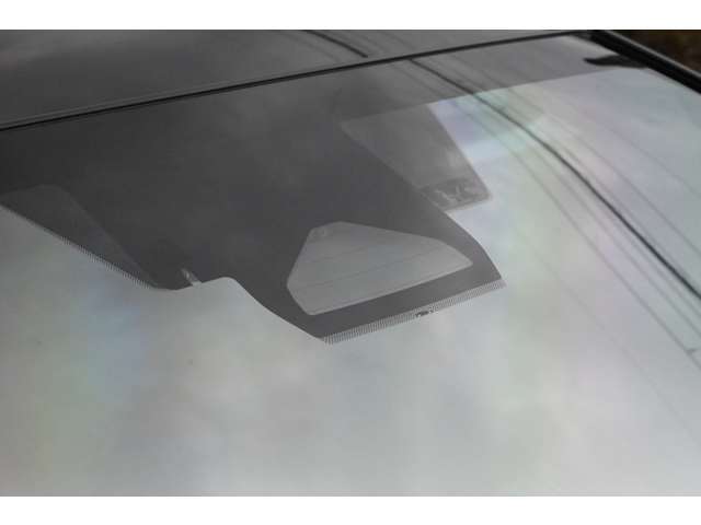【衝突被害軽減装置】前方の車両や歩行者と衝突する可能性がある場合に作動し、自動的に停止又は減速することにより衝突回避や衝突被害の軽減ができるので安心☆