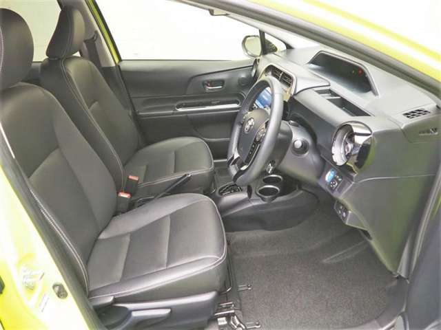 前席の様子です。広々としたスペースで運転しやすい空間となっております！
