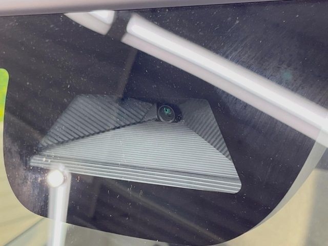【ホンダセンシング】走行中に前方の車両等を認識し、衝突しそうな時は警報とブレーキで衝突回避と被害軽減をアシスト。より安全にドライブをお楽しみいただけます。