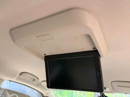 【フリップダウンモニター】家族や友人とお出かけする機会が多い方に大人気のフリップダウンモニター！大画面モニターで車内はエンタメ空間！退屈しがちな長距離ドライブも楽しい時間に変わります！