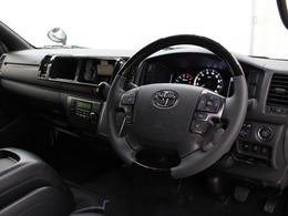 運転席周りに黒木目マホガニー調加飾やダークシルバー加飾を施し、高級感のあるインテリアデザインが採用されています。