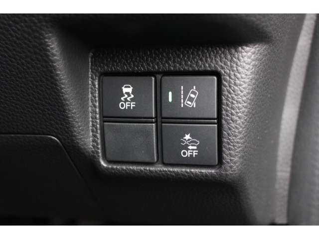安全運転支援システムHonda SENSINGを搭載。衝突軽減ブレーキや、誤発進抑制機能、アダプティブクルーズコントロール、車線維持など複数の先進技術で安心・快適なドライブをサポートします。