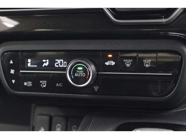 フルオートエアコンを装備。車内の温度設定だけでなく空気清浄や脱臭などの効果を発揮して車内は快適空間♪