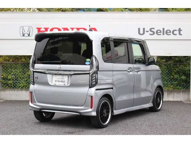 量感のボディに力感みなぎるフロントフェイス。強い存在感を放ちながら品の良さもあわせもち、上質さと色気を感じるN-BOXカスタムです。