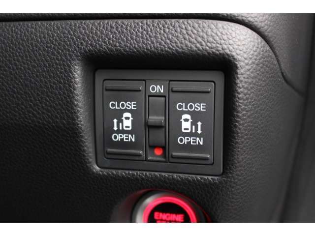 リアは両側パワースライドドアで、開閉には運転席のスイッチ、またはスライドドアのドアハンドルを少し引くだけで自動開閉します。