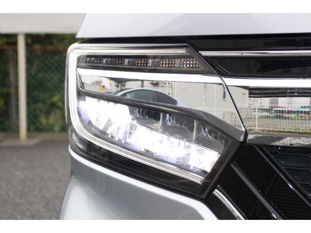 LEDヘッドライトで夜間の視認性も高く、更にオートライト搭載で、車外の明るさを感知し自動でライトを点消灯します。またエンジンOFFにすれば一緒に消灯し、消し忘れやトンネル走行時などに非常に重宝します！