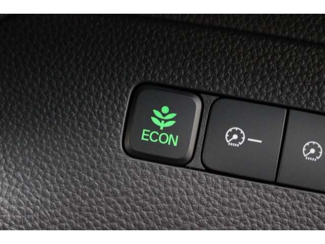エンジンやエアコンといったクルマ全体の動きを燃費優先で自動制御するECONモード。空調など快適性を優先したいときはスイッチを押してOFFにできます。