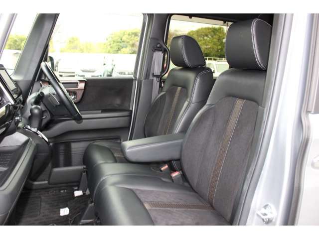 軽自動車でも妥協できないものが『広さ』。ベンチシートでゆったりとした横幅空間と、2列目を気にすることなく広げられる前後空間が特徴のN-BOXです。