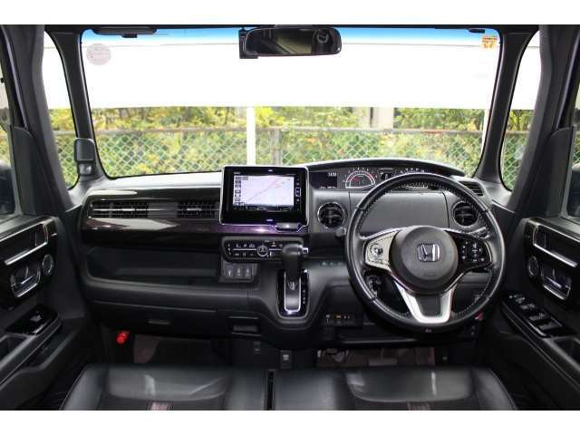 大きなクルマに埋もれず周囲を見わたせるよう目線を高めに設定。左右の見晴らしをさらにすっきりさせた視界は車両感覚もつかみやすく、運転にゆとりが生まれます。