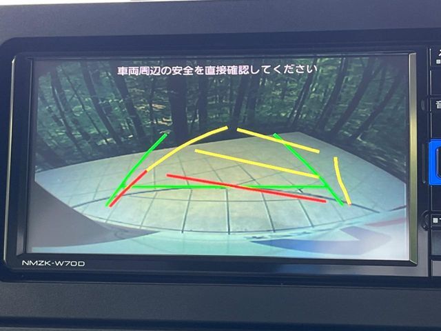 【バックカメラ】駐車時に後方がリアルタイム映像で確認できます。大型商業施設や立体駐車場での駐車時や、夜間のバック時に大活躍！運転スキルに関わらず、今や必須となった装備のひとつです！