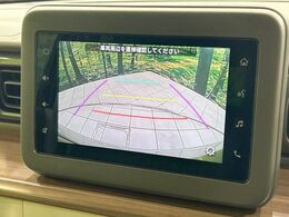 【バックカメラ】駐車時に後方がリアルタイム映像で確認できます。大型商業施設や立体駐車場での駐車時や、夜間のバック時に大活躍！運転スキルに関わらず、今や必須となった装備のひとつです！