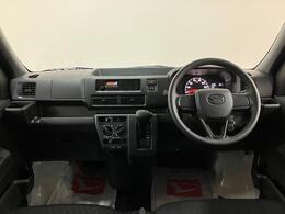 R7年式の届出済み未使用車のハイゼットカーゴ入荷しました♪キーレスやオーバーヘッドシェルフ、前席パワーウィンドウにリヤスモークガラス等装備充実グレードのデラックスです☆