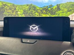 【12.3インチマツダコネクト】車内の雰囲気にマッチした大型ディスプレイ。スマホ接続でのナビ使用やBluetooth再生等、様々な機能が楽しめます。直感的なダイヤル操作が可能で、使い勝手も良好です。