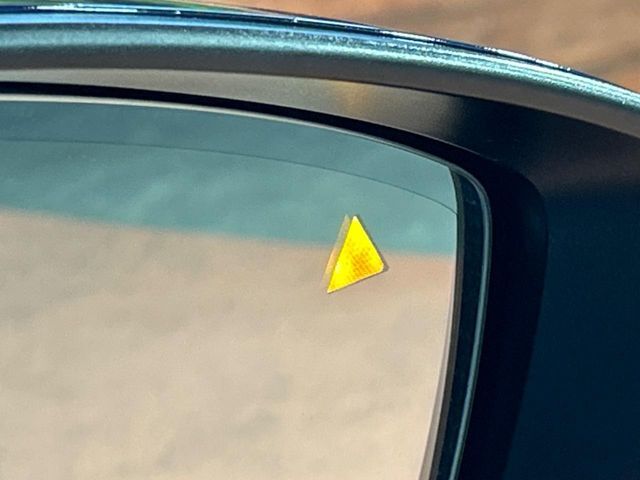 【ブラインドスポットモニタリング】走行中、ドアミラーの死角になりやすい箇所に後続車が接近するとサイドミラー付近に警告を表示、ドライバーに注意喚起をしてくれます。