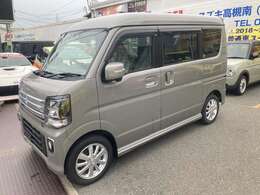 新色のモスグレーメタリック車ご入庫です！ターボ付きエンジンでパワフルな走り！新型のCVTの採用で優れた燃費を実現！前席や後席、荷室もゆとりがある広さです！お仕事からプライベートまで大活躍な一台です！