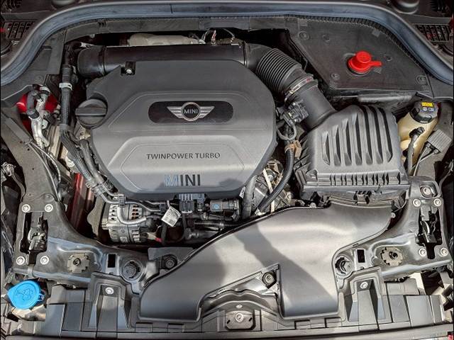 有償の修理保証「GS　WARRANTY」　をご用意。初年度登録13年未満10万km以下の輸入車まで加入でき、保証範囲も広く、輸入車238種類，無料ロードサービスも付いています。