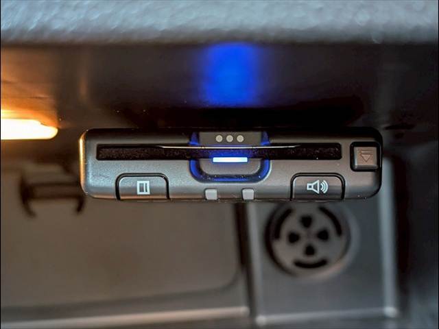 【ETC車載器】を装備しておりますので、ご納車直後からの遠距離ドライブも可能です。土日の利用料金の割引や、朝夕の通行料金を割引料金にて高速道路をご利用いただけます。