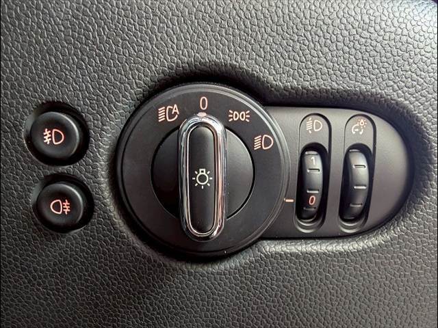 【オートライト】を装備。トンネルに入ったり、周りが暗くなると自動的にヘッドライトが点灯します。もちろん明るくなれば自動的に消灯しますよ。