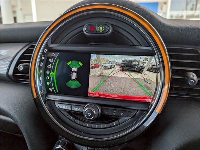 【バックカメラ】装備。後方確認に役立ち、楽々駐車やバックをしていただけます。