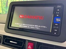 【純正ナビ】人気の純正ナビを装備しております。ナビの使いやすさはもちろん、オーディオ機能も充実！キャンプや旅行はもちろん、通勤や買い物など普段のドライブも楽しくなるはず♪