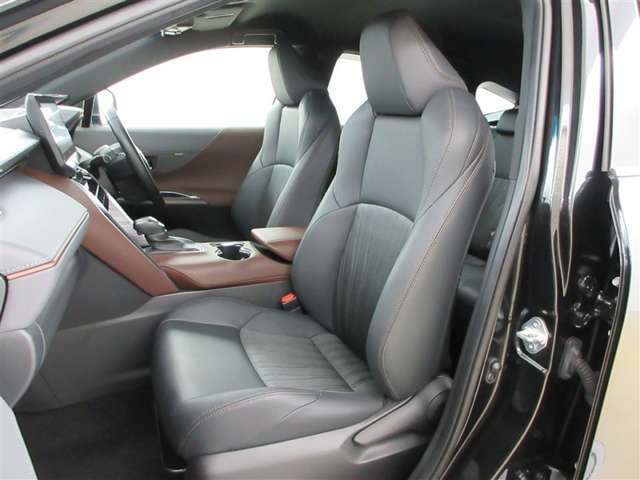 厚みがあって、座り心地のいいソファーのようなシート。運転席も助手席もリラックスしてゆったりと座れます。