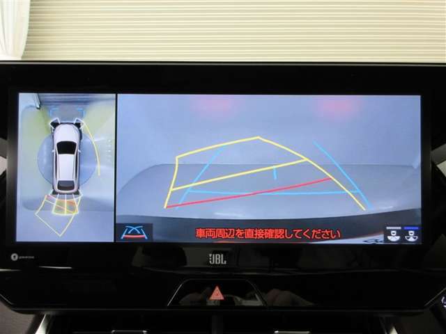 パノラミックビューモニターを装備。車を真上から見るように周囲を確認できます。機能の詳細は販売店スタッフまでお尋ねください。