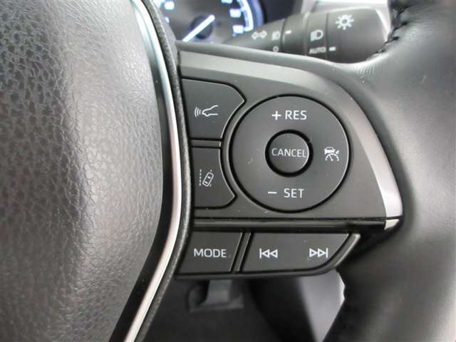 【クルーズコントロールスイッチ】クルーズコントロールとは、アクセルペダルを踏まなくても一定速度で走行できる装置です。