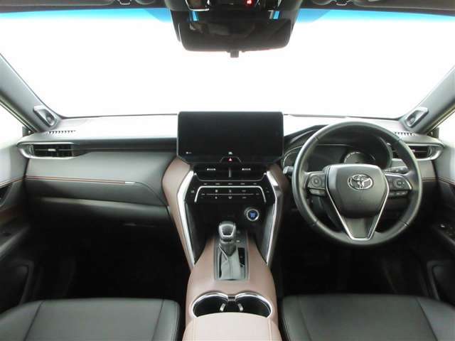 上質で落ち着いた印象のインパネ。直感的に操作できるスイッチレイアウトです。