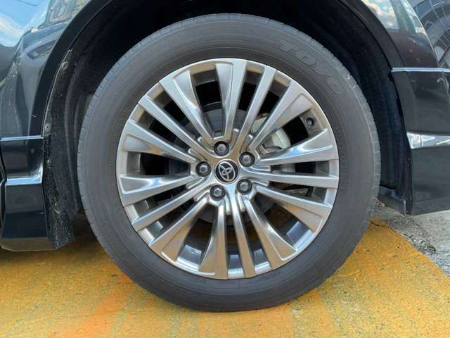 純正アルミホイールで足元もスタイリッシュに。