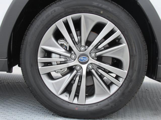 純正18インチアルミホイール。 タイヤサイズは225/55R18