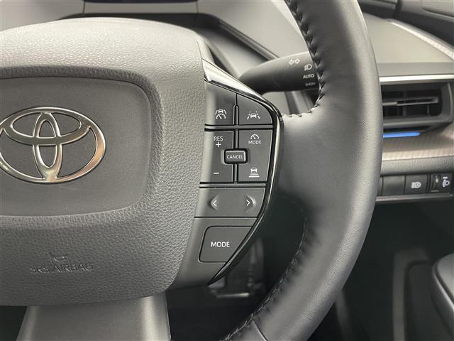 【レーダークルーズコントロール】先行車が停止した時は自車も停止して停止状態を保持、先行車が発進した時はドライバー操作により発進し、追従走行を再開します。