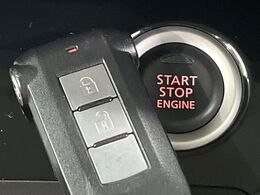 【インテリジェントキー】カバンやポケットに入れたままでもドアの施錠・解錠が可能なスマートキーを装備。エンジンのオン・オフ時もカギを取り出す必要が無いからとっても便利です♪